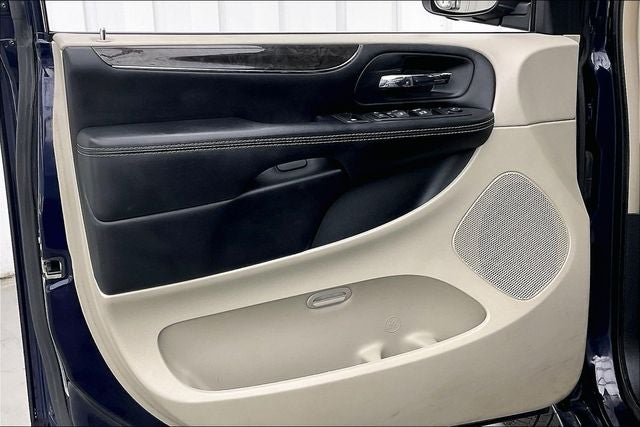 2016 Chrysler Town & Country Touring