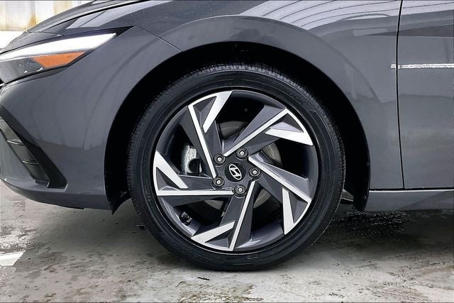 2025 Hyundai Elantra Limited - Photo 10