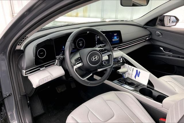 2025 Hyundai Elantra Limited - Photo 17